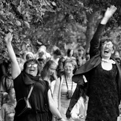 Claudine et Véro, impromptu théâtre de rue de La grange aux Arts